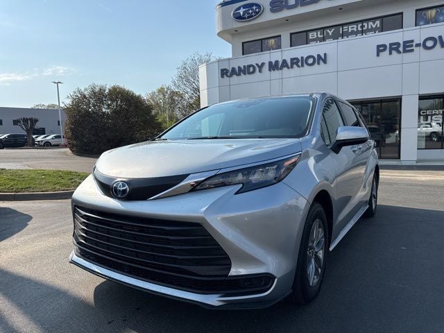 2025 Toyota Sienna LE 8 Passenger