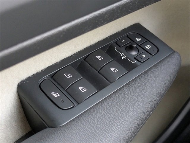 2023 Volvo XC40 Plus Dark Theme