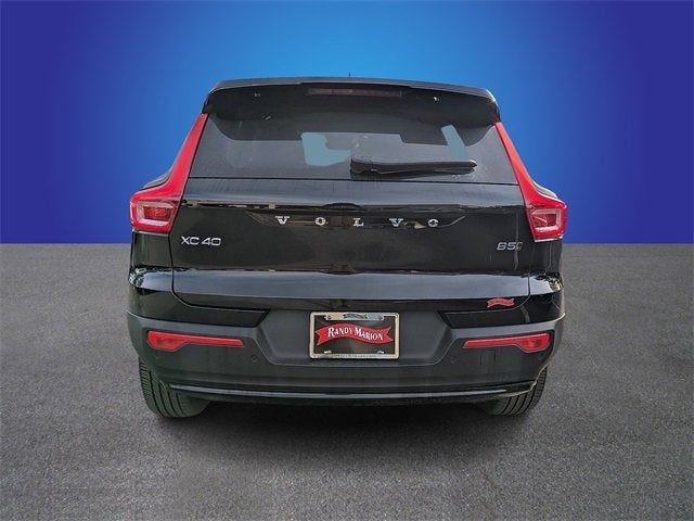 2023 Volvo XC40 Plus Dark Theme