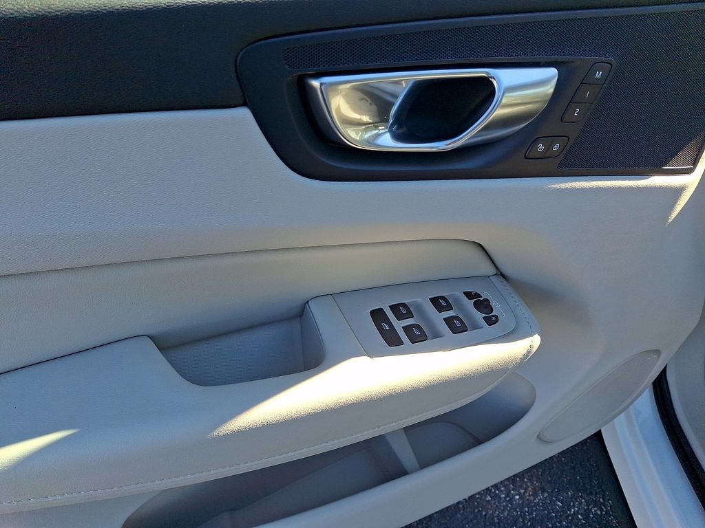 2025 Volvo XC60 B5 Core